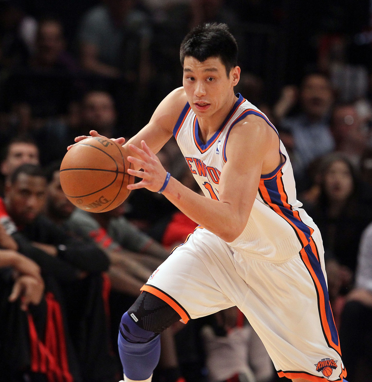 爱游戏游戏平台-亚裔控卫的巅峰传奇：林书豪告别赛场，未竟的伤病遗憾